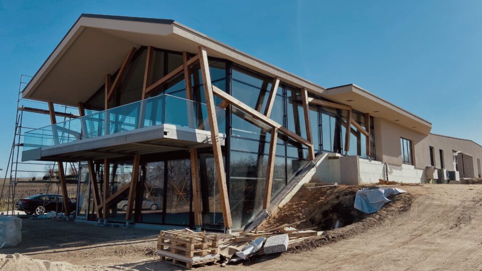 WEINWERK Reinhardt - endlich ist der Außenanstrich fertig und das Gerüst abgebaut!